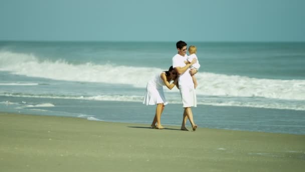 Pais com bebê desfrutando de férias na praia — Vídeo de Stock