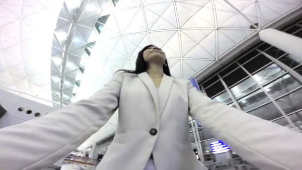 Азиатская деловая женщина в международном аэропорту — стоковое видео