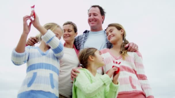 Família com pipa na praia — Vídeo de Stock