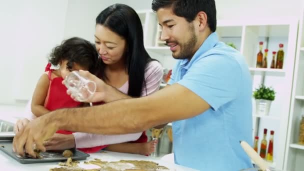 Par med dotter att göra cookies — Stockvideo