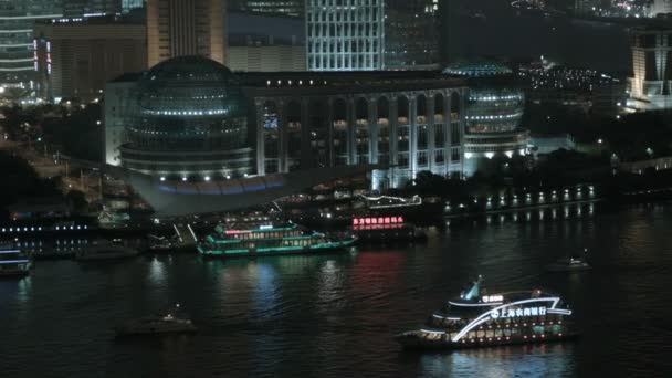 Huangpu Fluss mit Touristenkreuzfahrtschiffen — Stockvideo