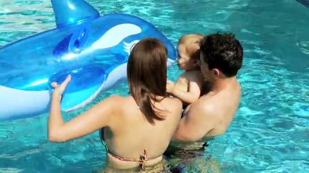 Семья развлекается в бассейне — стоковое видео