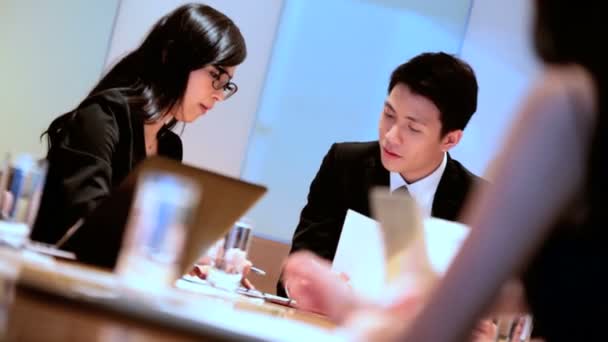 Azjatycki biznes kierownictwo kolegów w sali konferencyjnej — Wideo stockowe