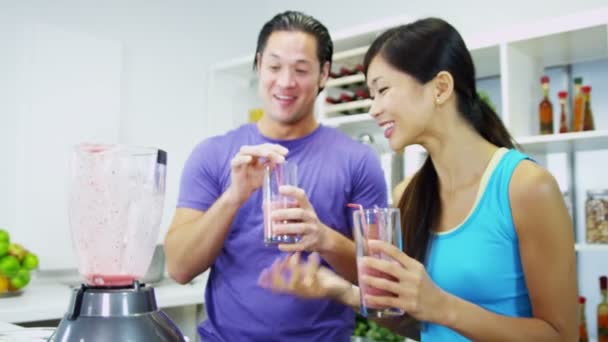 Casal Beber Caseiro Smoothie Juntos — Vídeo de Stock