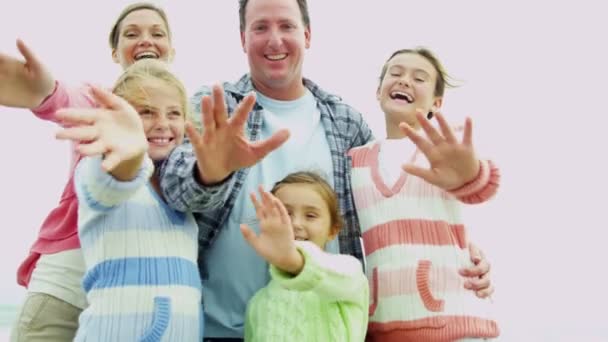 Familjen att ha kul på stranden — Stockvideo