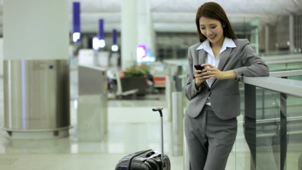 Asiatica donna d'affari nel terminal dell'aeroporto — Video Stock