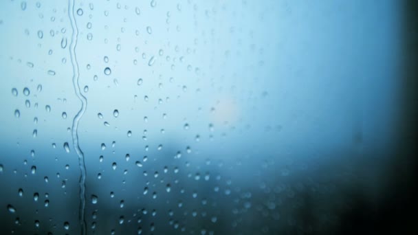 Краплі дощу на віконному склі — стокове відео