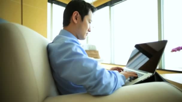 Businessman working in hotel room — Stock Video