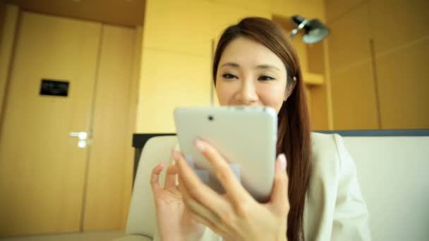 Businesswoman usando mini tableta inalámbrica — Vídeos de Stock