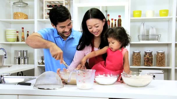 Casal com a filha preparando ingredientes — Vídeo de Stock