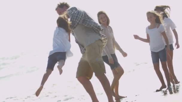 Anne ile kızı kumsalda oynarken — Stok video