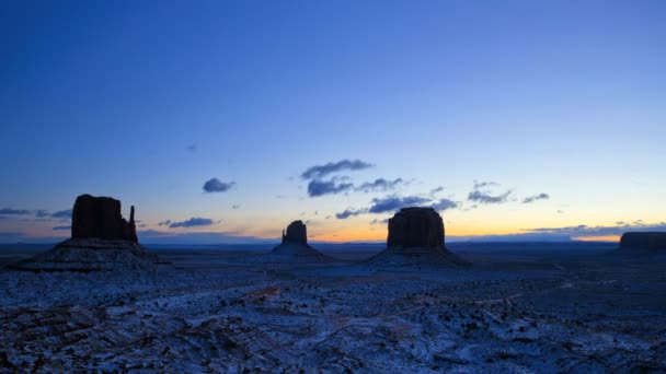 Monument Valley dawn vantar snö öknen — Stockvideo