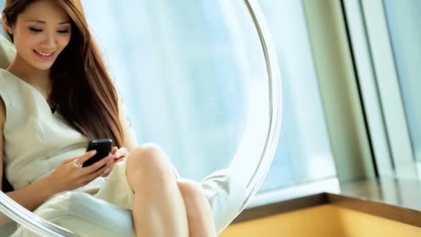 Mujer hablando en Smartphone — Vídeos de Stock