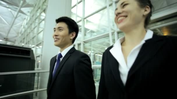 Consultants financiers au terminal de l'aéroport — Video