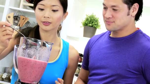 Paar maken van biologisch Fruit drankje — Stockvideo