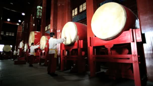 Китайские музыканты играют на барабанах в старинном здании — стоковое видео