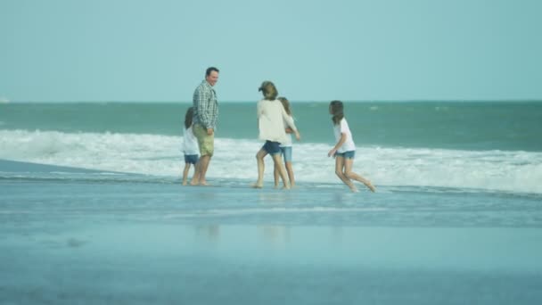 Mädchen mit Eltern genießen Urlaub — Stockvideo