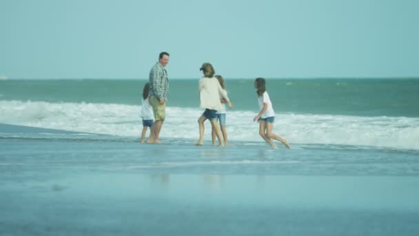 Meisjes met ouders genieten van vakantie — Stockvideo