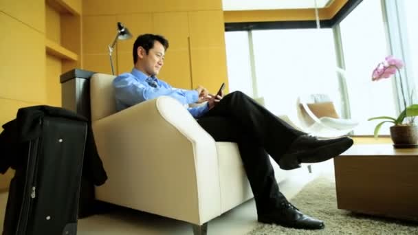 Uomo d'affari in hotel con smartphone — Video Stock
