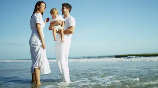 Parents with son on beach vacation — Stock Video