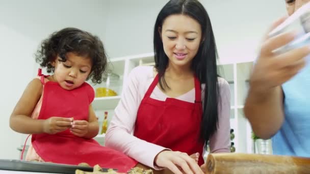 Pareja con hija haciendo galletas — Vídeos de Stock