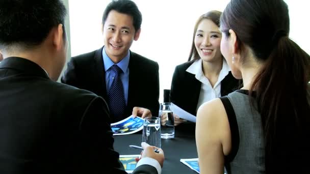 Executivos bancários asiáticos na sala de reuniões — Vídeo de Stock