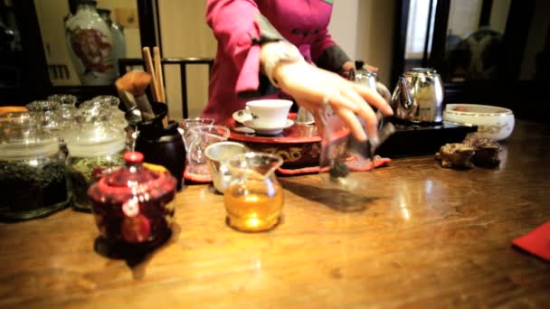 Mujer haciendo mezcla de té chino — Vídeo de stock