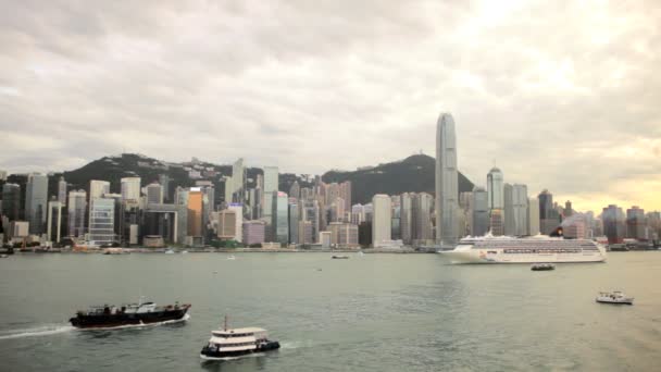 Cruiseschip op Victoria Harbour — Stockvideo