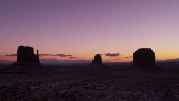 Dawn Monument Valley nubes de movimiento Buttes Navajo Tribal Park, Arizona, Estados Unidos — Vídeos de Stock