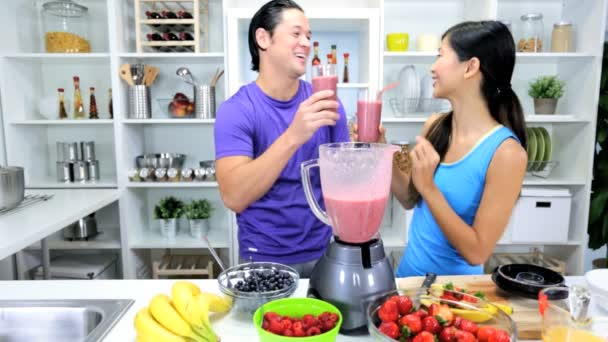 Азиатская пара пьет органические фруктовые напитки — стоковое видео