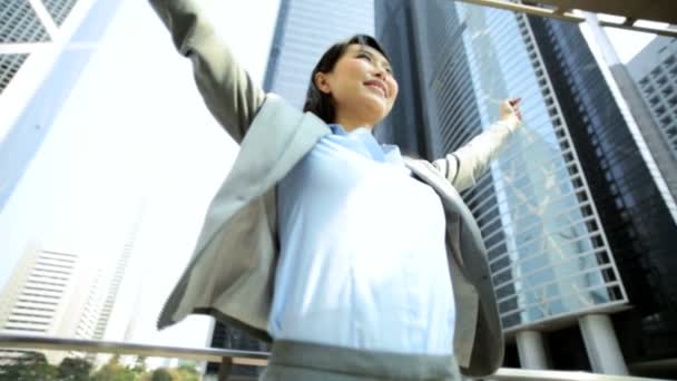 Geschäftsfrau feiert finanziellen Erfolg — Stockvideo