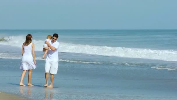 Rodiče s dítětem chodit na pláži — Stock video