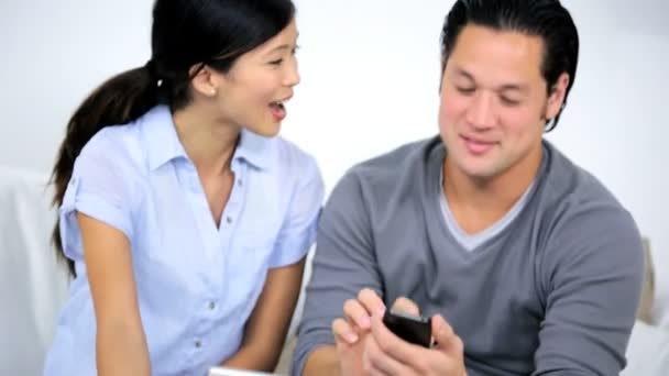 Couple asiatique en utilisant un ordinateur portable — Video