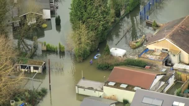 Местные жители пробираются через наводнения — стоковое видео