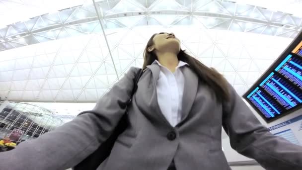 Businesswoman in international airport terminal — Stock Video