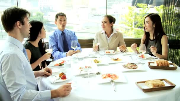 Investidores financeiros em restaurante — Vídeo de Stock