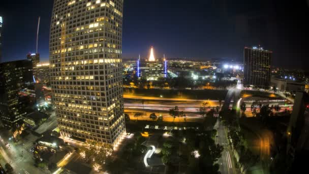 로스 앤젤레스 시 통근 교통 밤 고속도로 고층 빌딩, 미국 — 비디오