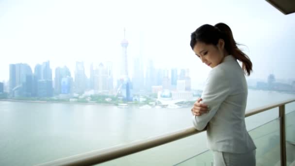 Mujer de negocios en balcón viendo paisaje urbano — Vídeos de Stock