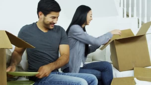 Pareja desempacando cajas móviles — Vídeos de Stock