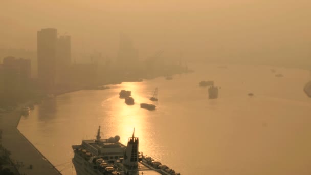 Barges commerciales sur la rivière Huangpu — Video