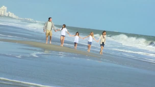 Padres con hijas en la playa — Vídeo de stock