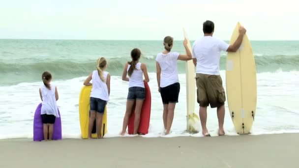 Szülők és a lánya a strandon — Stock videók