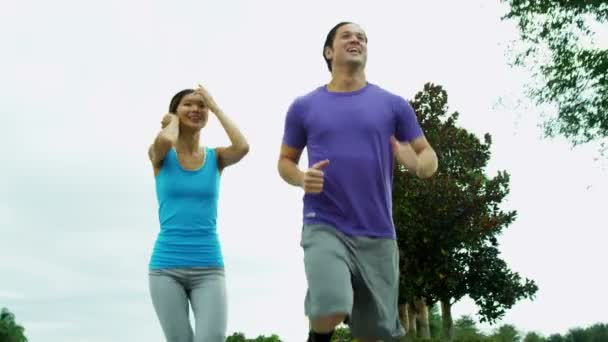 Par i sportkläder jogging ut — Stockvideo