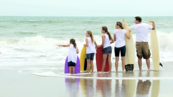 Rodiče a dcery na pláži — Stock video