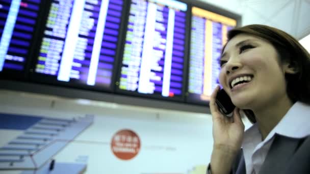 Businesswoman in modern airport terminal — Stock Video