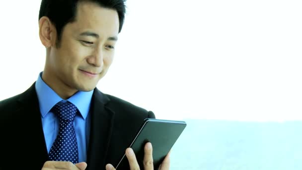 Asian businessman using wireless tablet — Stock Video