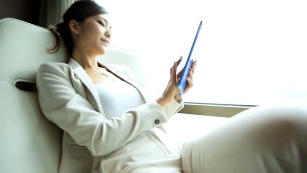 Donna d'affari in hotel con tablet — Video Stock