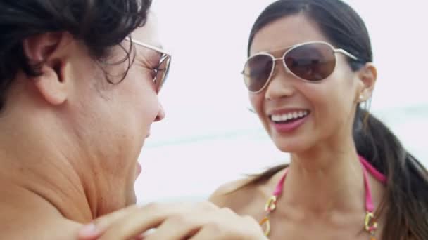 Pareja disfrutando de vacaciones en la playa juntos — Vídeos de Stock