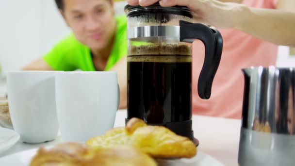 Pareja étnica joven preparando el desayuno — Vídeos de Stock