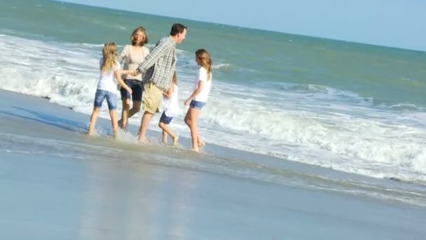 Föräldrar med döttrar på stranden — Stockvideo